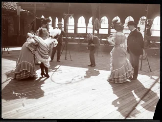 Pięć aktorek w próbach kostiumowych na dachu prawdopodobnie New York Theatre, Nowy Jork, 1900 (srebrny odbitka żelatynowa)